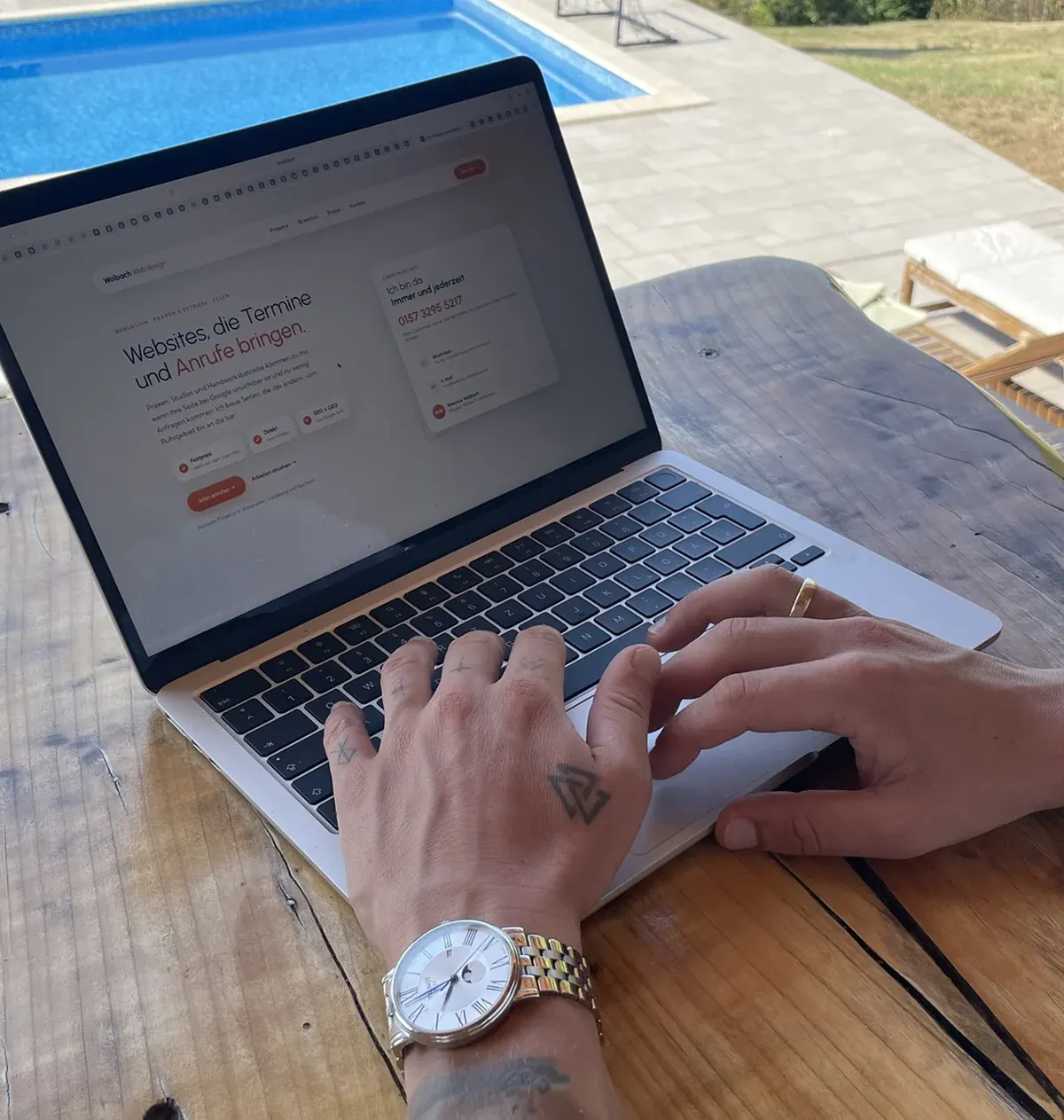 Webdesign Essen, Maurice Wolbach arbeitet an einer Kundenwebsite